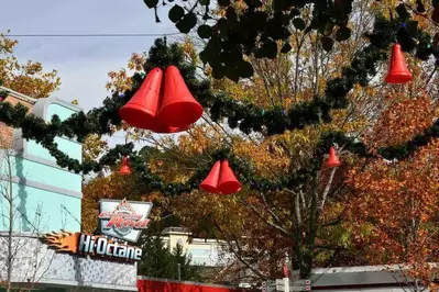 decorations at dollywood during christmas