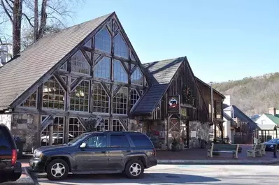 Smoky Mountain Brewery is where the locals eat in Pigeon Forge TN