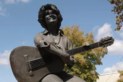 statue of Dolly Parton, a pivotal figure in the history of country music