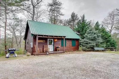Beary Bungalow — Secluded Cozy Log Cabin with Views of Mountains