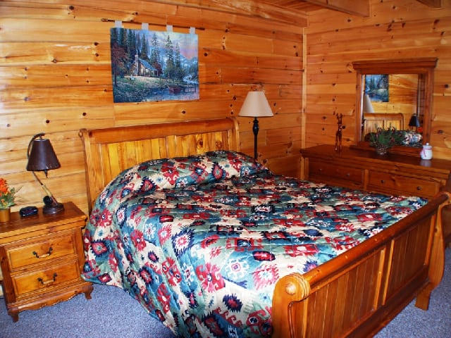 Honey Bear Cabin - Pigeon Forge Cabins - Sleeps 7-12 - Honey Bear Cabin