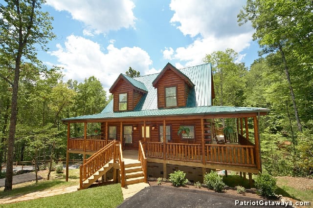 Pool House - Gatlinburg Cabins - Sleeps 1-6 - American Patriot Getaways ...