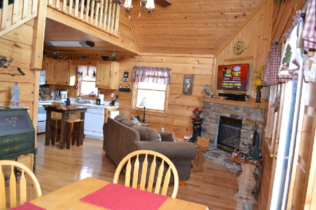 Lazy Bear Cabin - Sevierville Cabins - Sleeps 1-6 - Stephen King