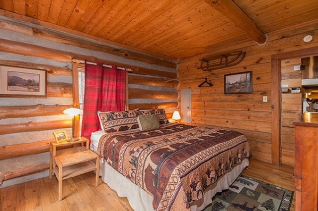 The Pine Knot Cabin - Outdoor - Sleeps 1-6 - The Pine Knot Cabin