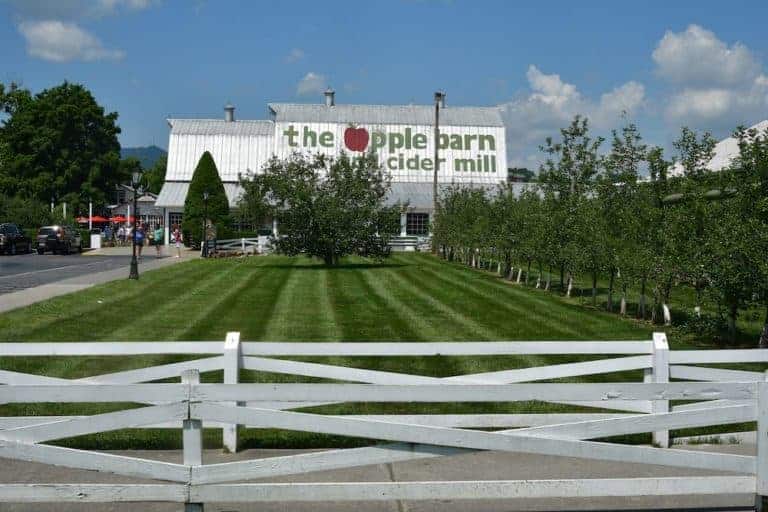 Apple Barn - Accommodations by Willow Brook Lodge: Hotel in Pigeon Forge TN